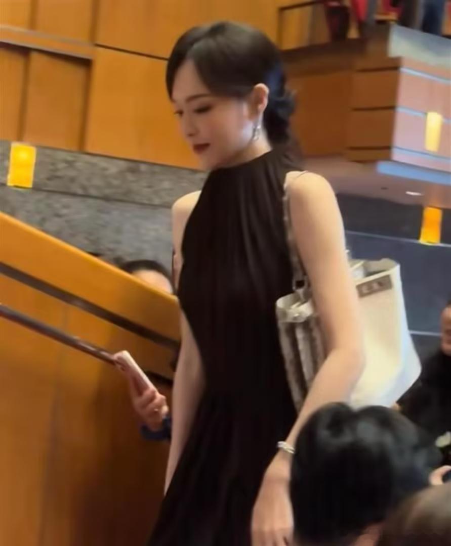 唐嫣42岁黑裙出席女儿毕业，状态绝了 