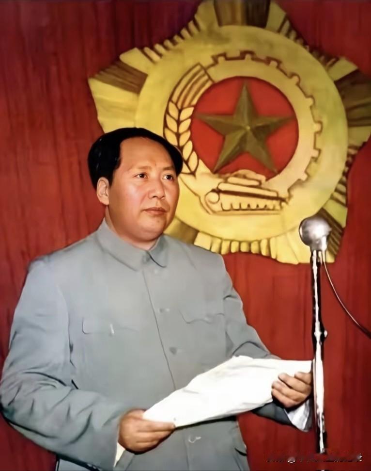 1950年9月，毛主席在全国战斗英雄工农兵模范代表大会上致贺词。