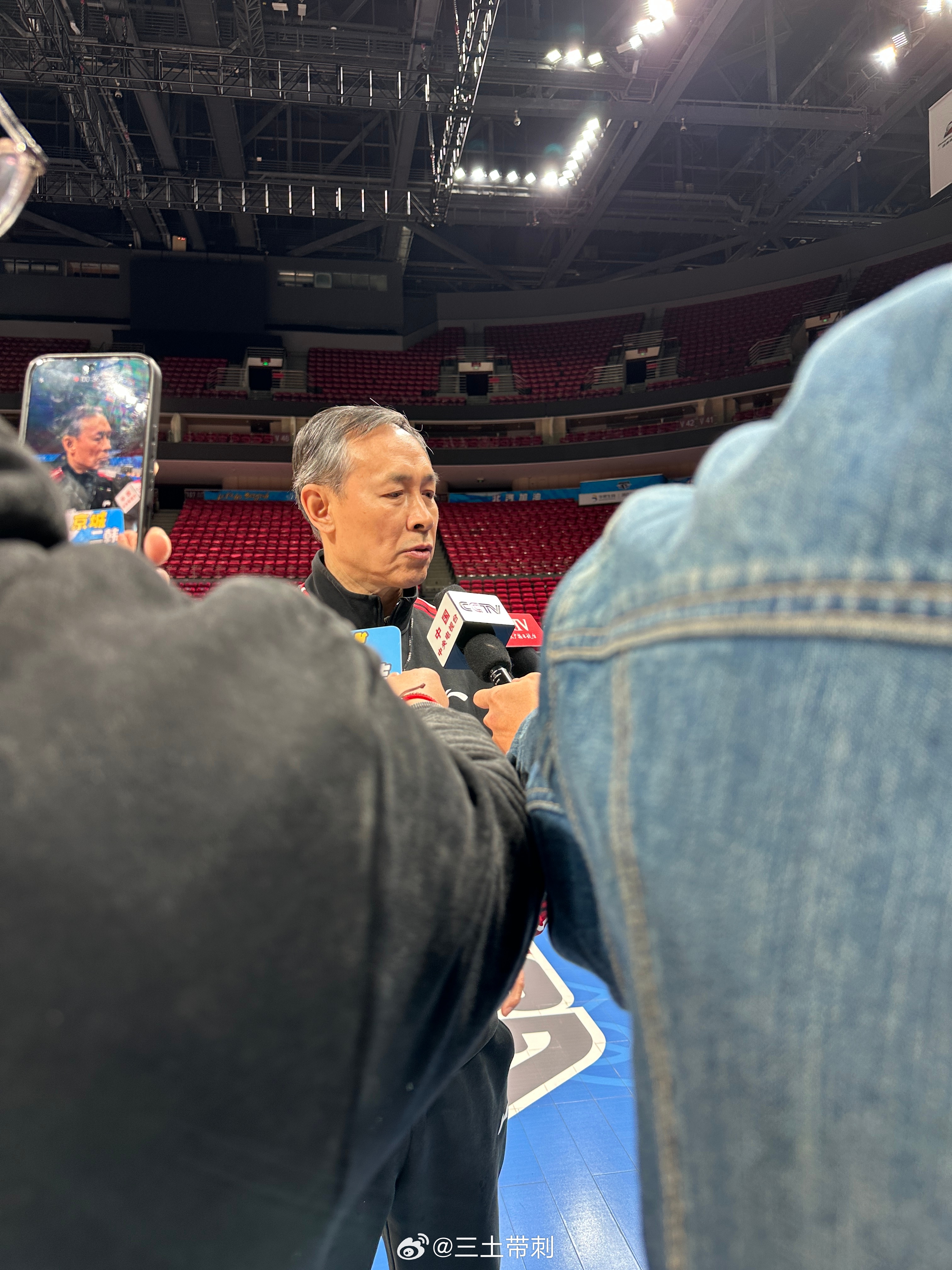 北京男篮vs南京男篮 许导介绍，雷蒙还没有百分百恢复，但是求战欲望比较强烈。今天