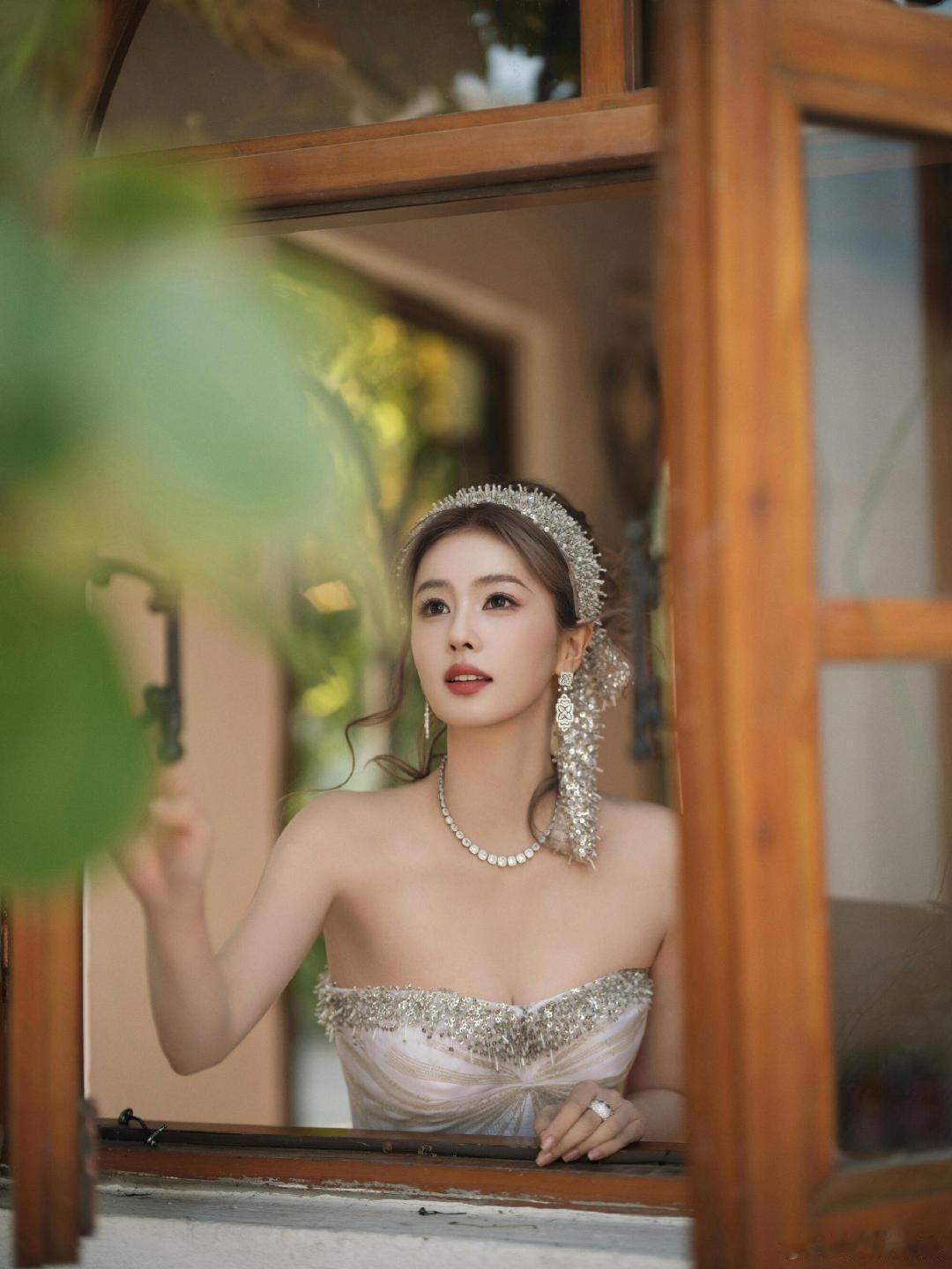 白鹿碎钻发带白鹿碎钻公主盘发+碎钻抹胸裙，又美出新高度了。白鹿碎钻公主盘发 ​​