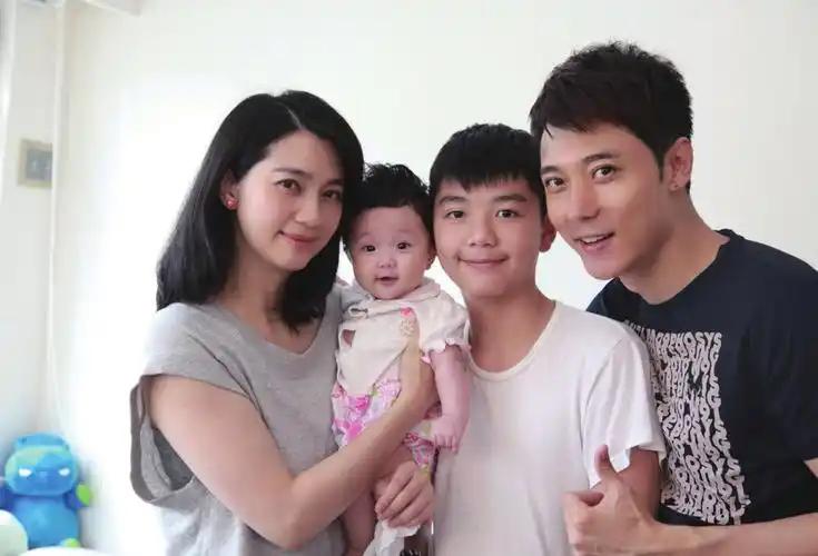 洪欣与小十岁张丹峰的十六年婚姻，付出多年后选择体面退场。

早年的洪欣是香港当红