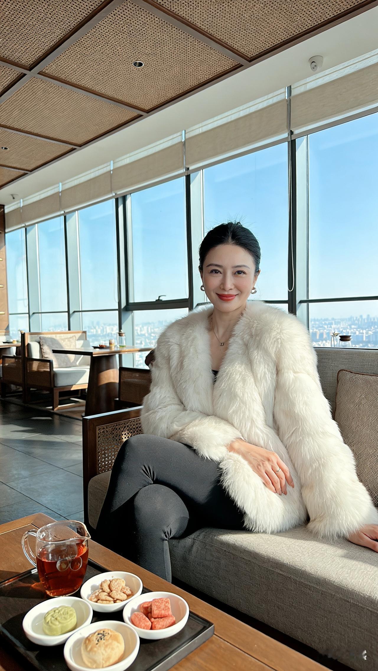 女孩子怎么穿搭既时尚又好看? 
好看不好看你说的算。