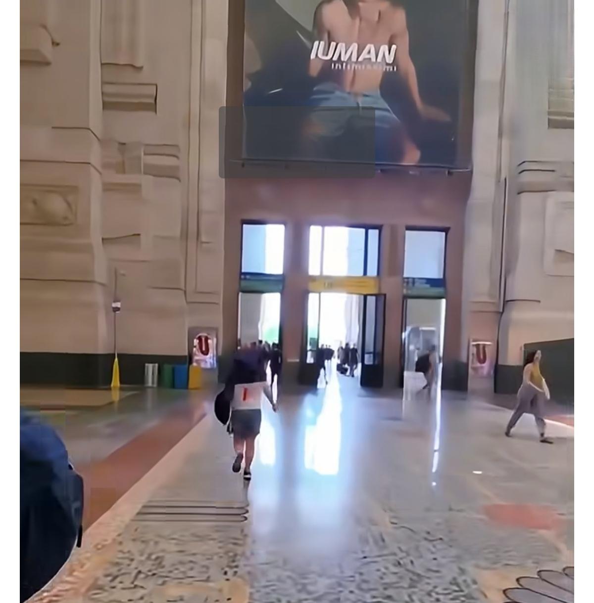 在意大利米兰，罗姆人毫无忌惮地偷盗，警察靠不住，市民自发地起来抓贼，他们往正在扒