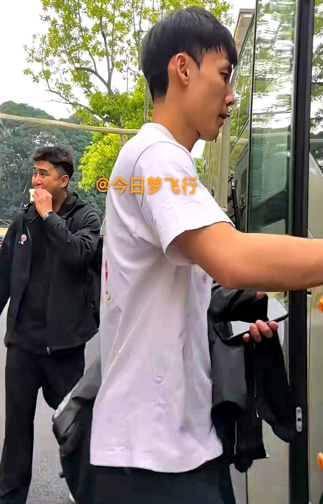 最新消息：广东队出发武汉！
 

刚打完比赛的小伙子们都跟着大部队奔赴下一个赛场