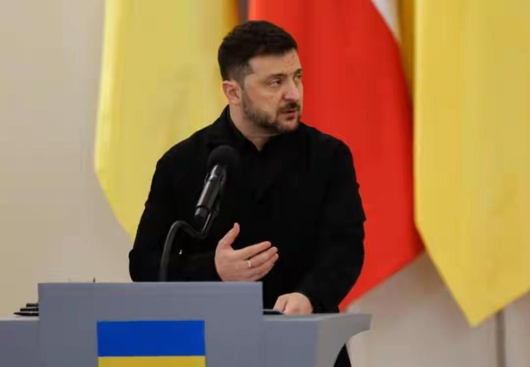 泽连斯基的天，
可能真的要塌了！

就在他公布美乌“20点和平计划”草案，展示自