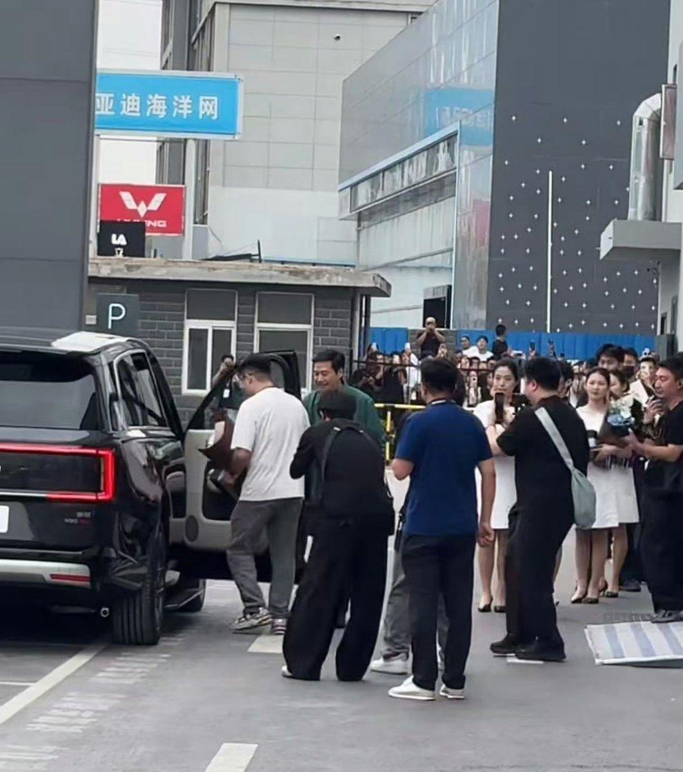 雷军为澎程车主开车门 买几百万的车都不一定有身价过亿的人物来服务...但是二十几