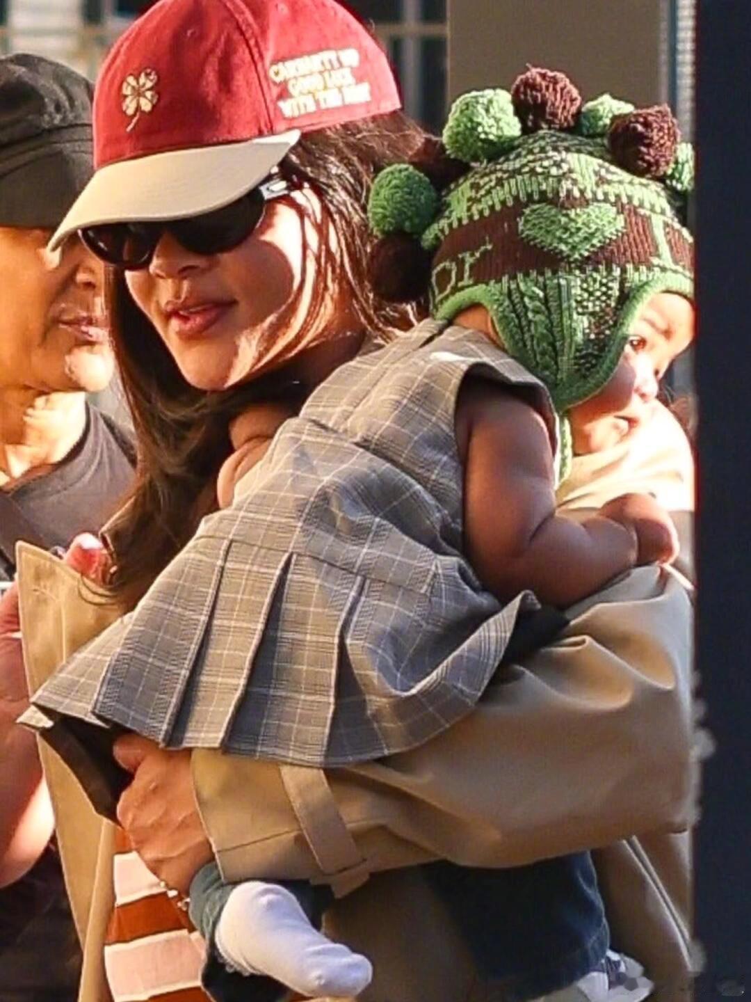 Rihanna小女儿首次现身 蕾哈娜7个月大的小女儿Rocki巴黎街拍首次公开露