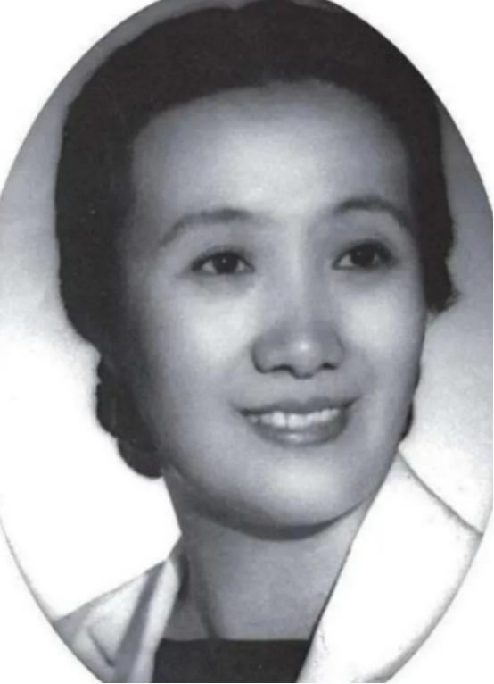 1949年，宋时轮受邀参加宴会，目光被一位身材较好的女子吸引。仔细一看，宋时轮顿