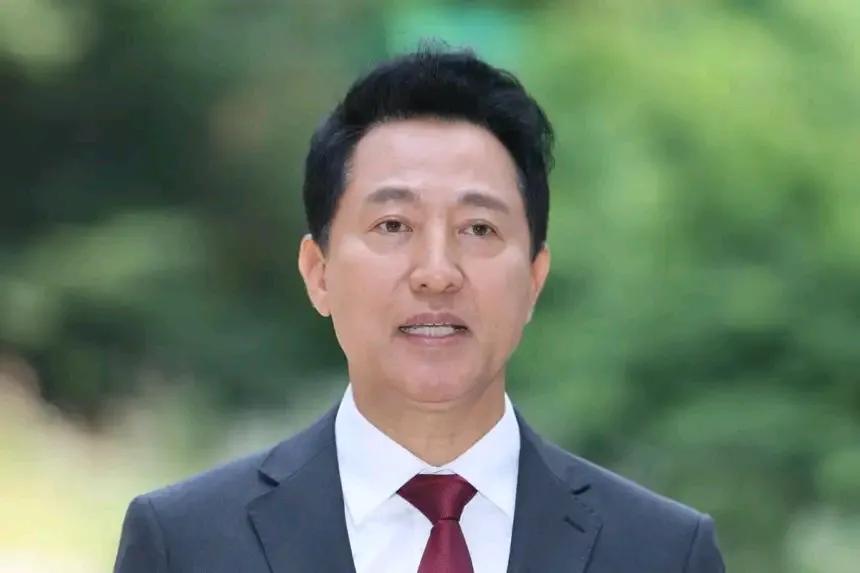 刚成功连任首尔市长的吴世勋又摊上事了，恐职位不保。
韩国特检组起诉吴世勋，违反选