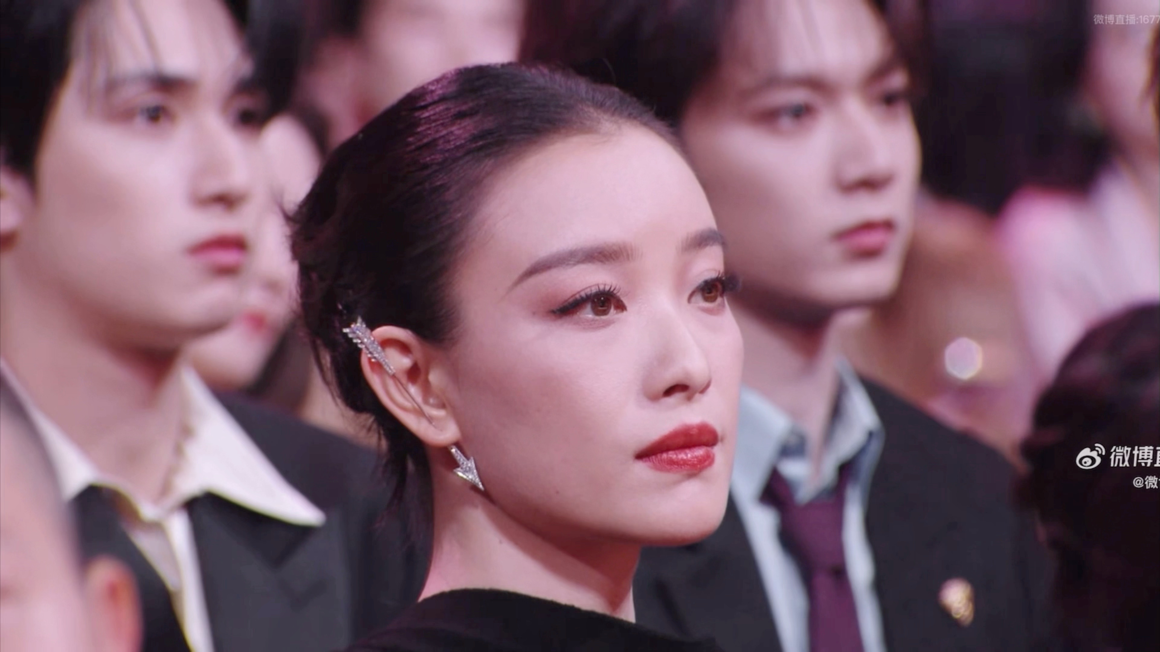 倪妮这个耳钉好漂亮啊  微博之夜内场