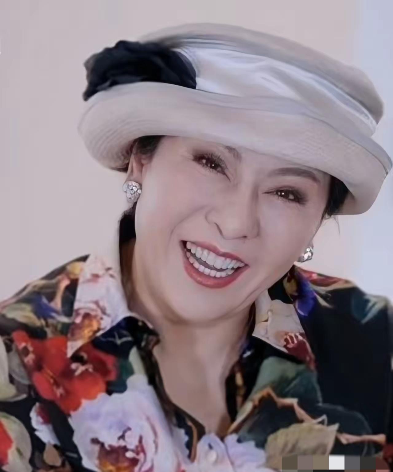 现在最高兴的人肯定是向太。
不是向佐翻红了，
也不是带货赚钱了，而是向佐真的在用