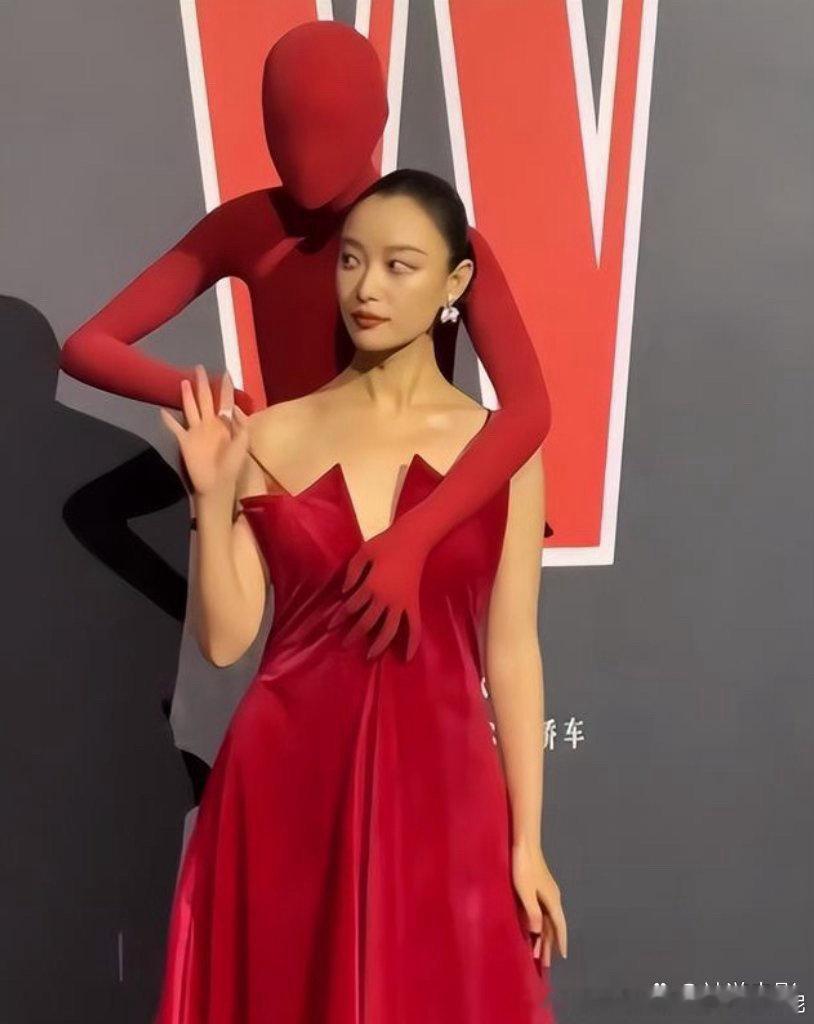 倪妮这衣服设计是想表达什么？这设计师的脑洞真大。 