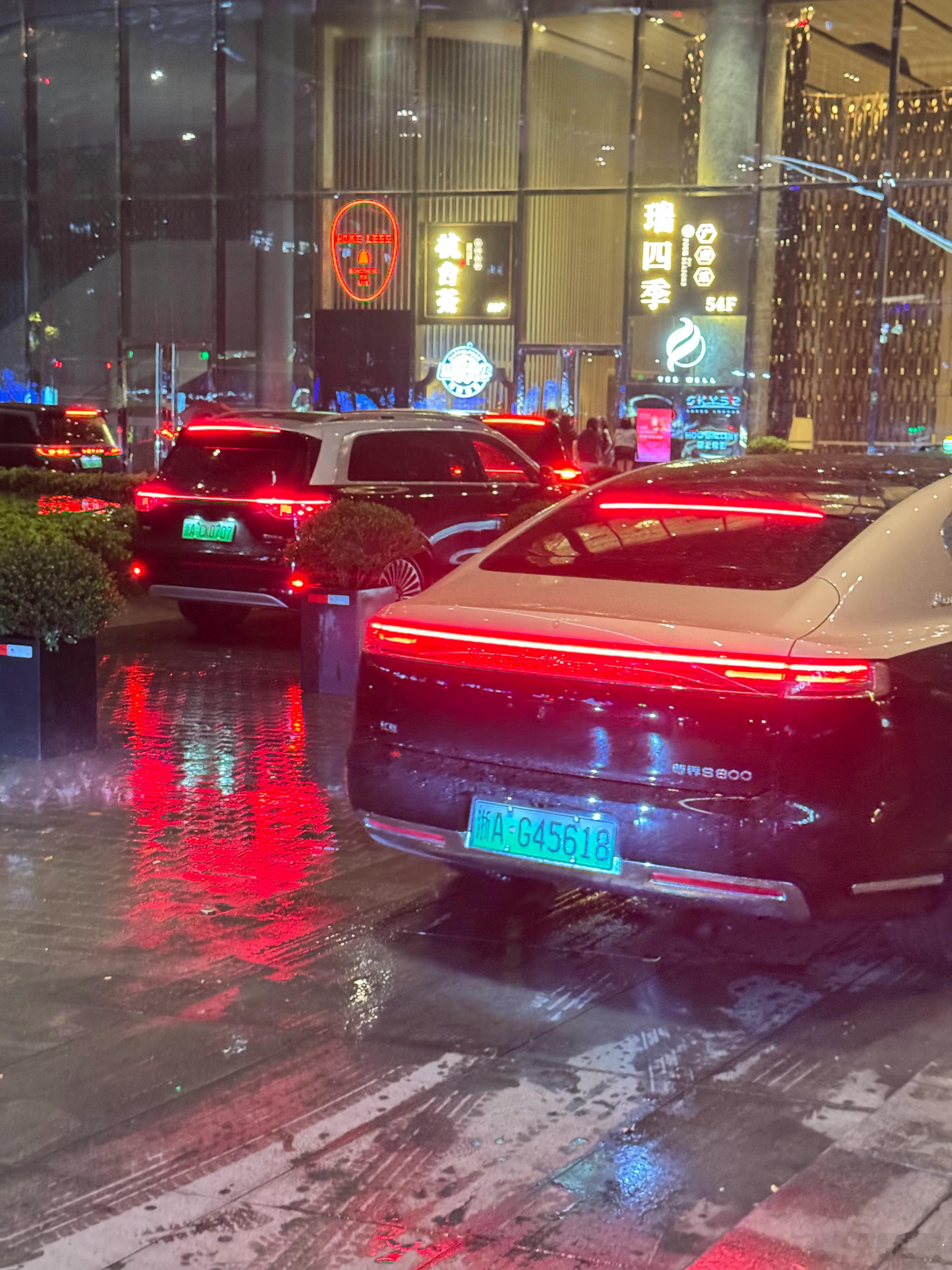 酒店门口尊贵的双排尊界S800+问界M9 杭州