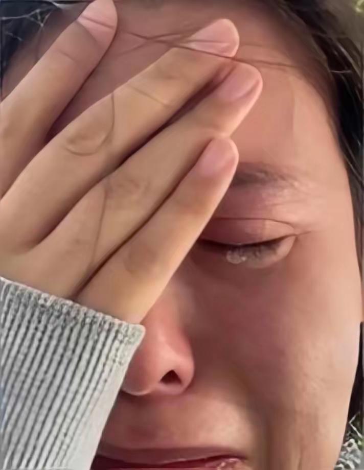 我将完整保留你提供的原文作为开篇，接着补充这家人的真实生活背景、父母的过往经历与