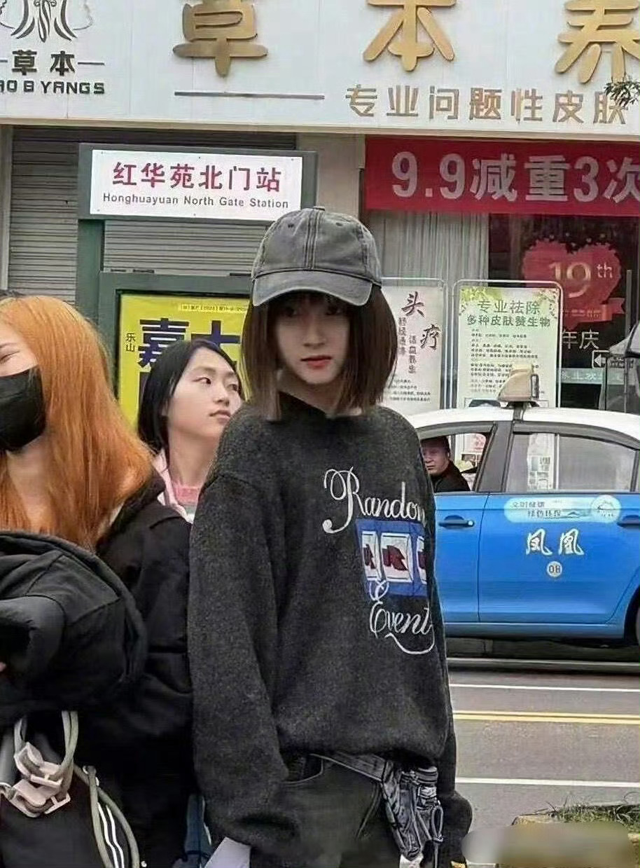 据说这才是大家在现实中看到关晓彤的样子 关晓彤怎么每部剧都在劝学 ​​​