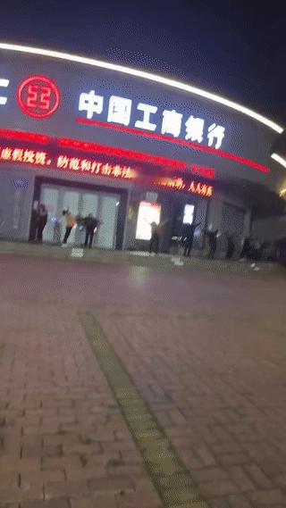 网友晚上在一家银行门口拍到几个老人突然张开双臂仰天大笑？
看起来真是太吓人了！