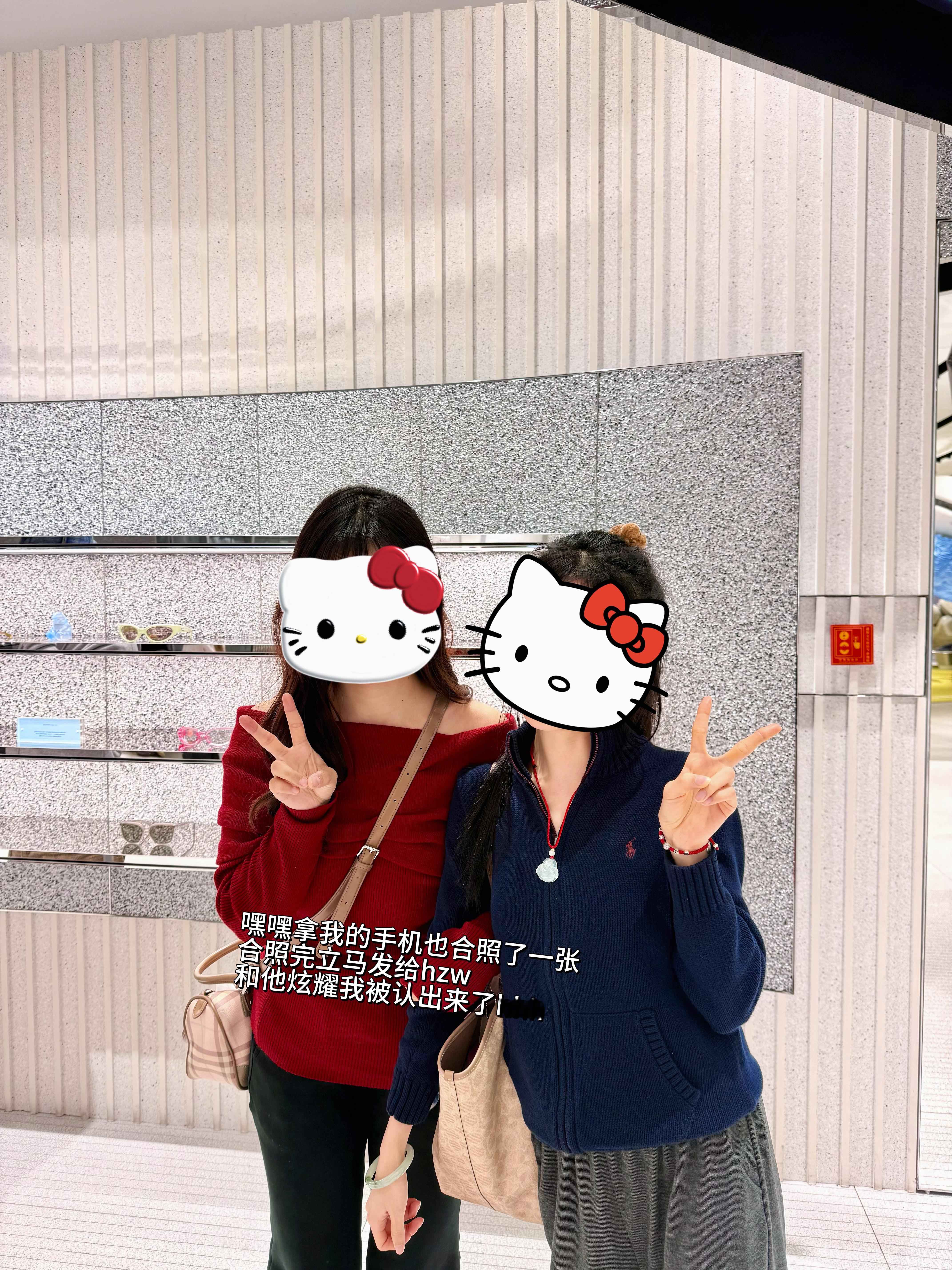 今天晚上在万象天地和好朋友饭后闲逛被两位女生认出来了 第一次一天内被认出来两次 