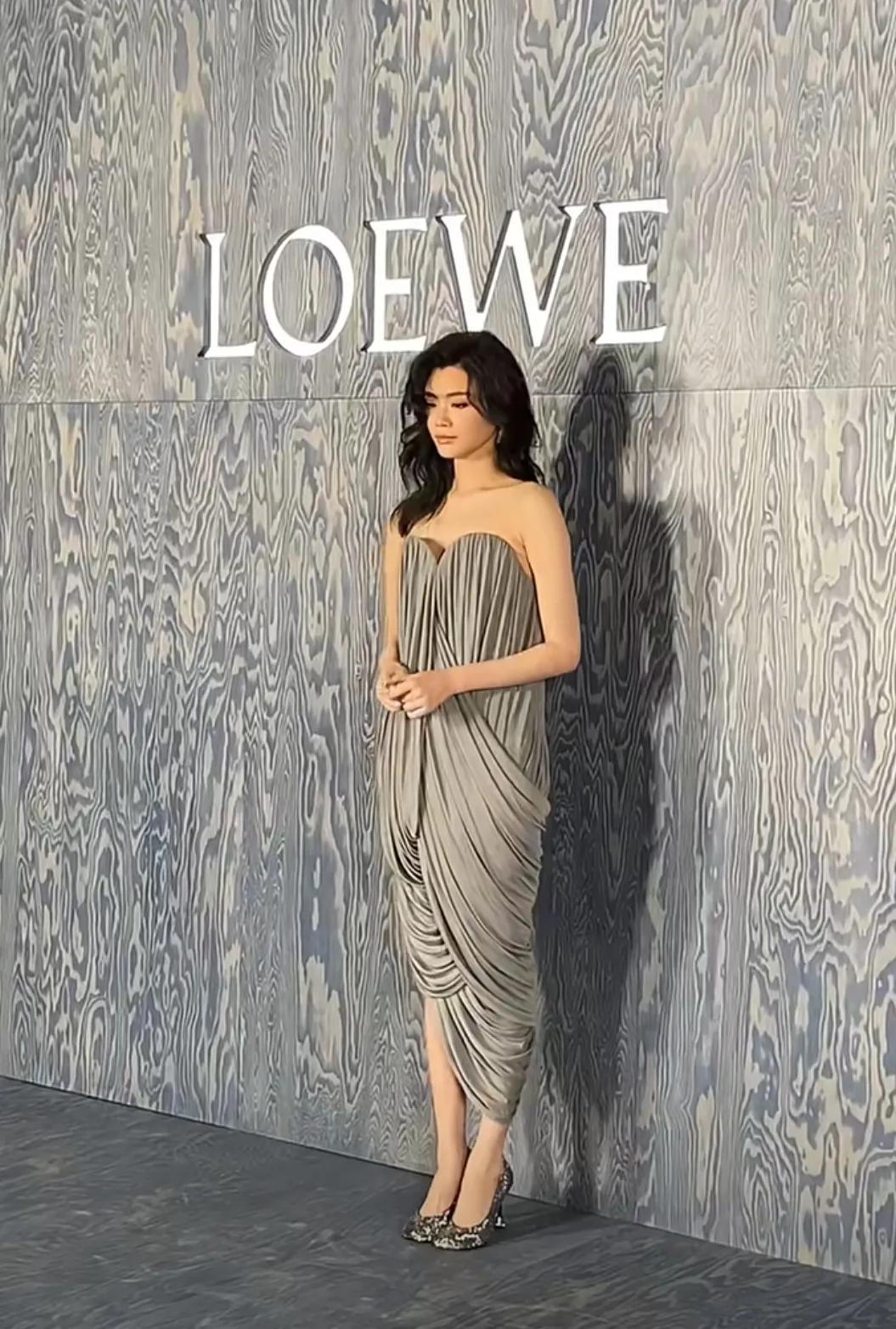 设计师怎么想的呀？感觉奚梦瑶这个造型根本就不适合她，上半身太空了没撑起来，感觉不