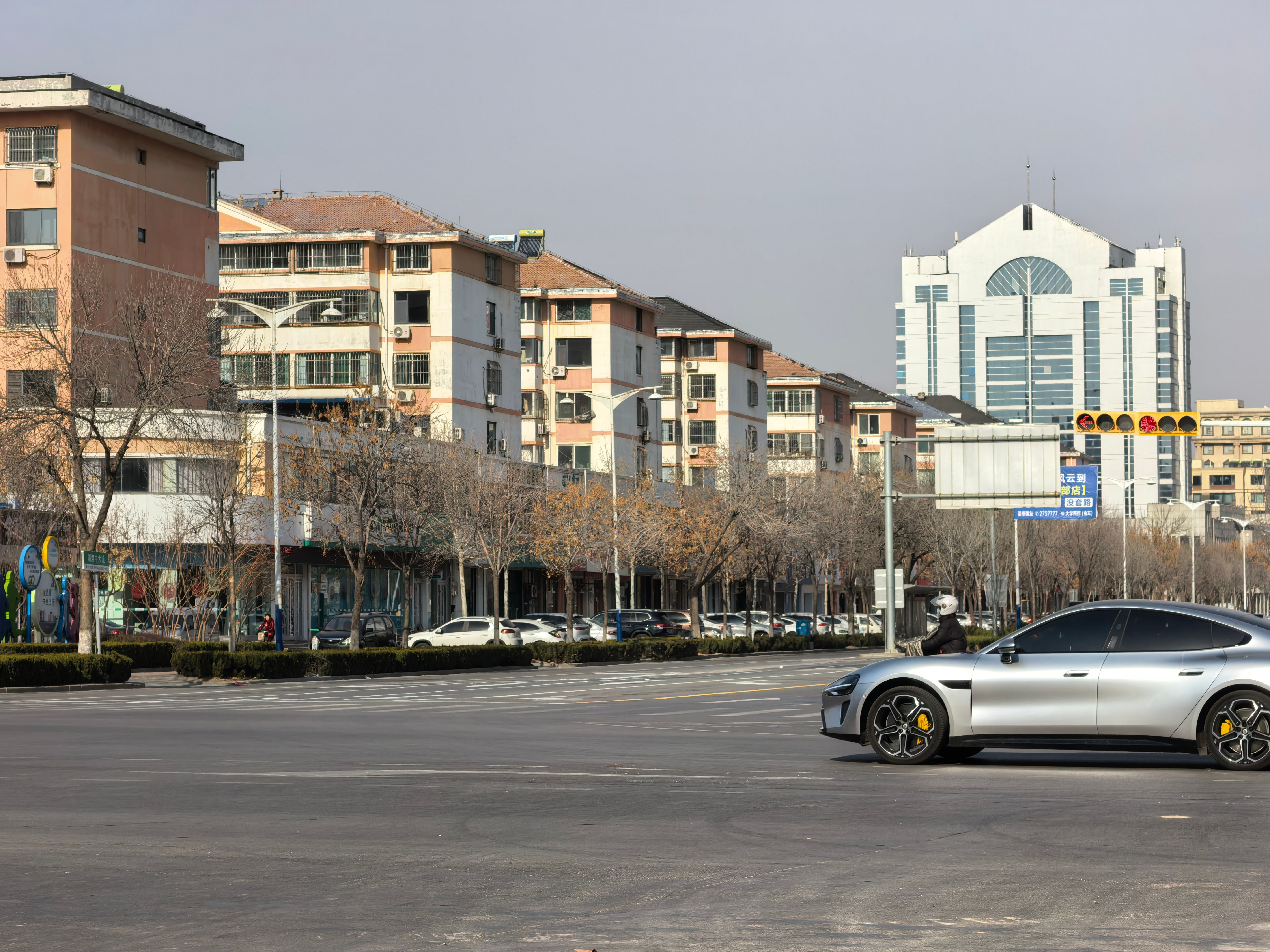 中午下班，在路口偶遇一辆太空银配色的小米SU7，搭配小尾翼真的帅