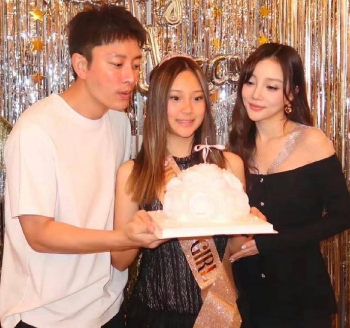 贾乃亮为女儿放下隔阂，和前妻再度同框！甜馨14岁生日宴，一家三口同框团圆！

1