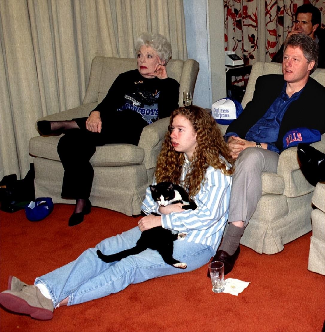 克林顿那么帅，女儿却一点也遗传不到他的神颜，浪费了好基因。不过切尔西不像他也没关