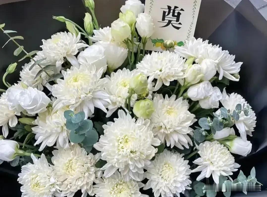 我朋友的父亲还是没等到过年就走了，走的时候我朋友全家哭的死去活来。我和朋友关系不