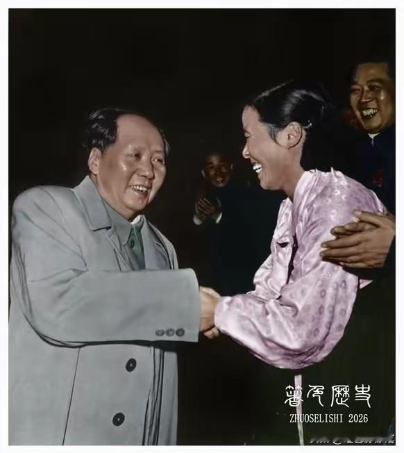 1959年元旦毛主席接见朝鲜族代表李明淑的史料黑白照，出自1977年画册