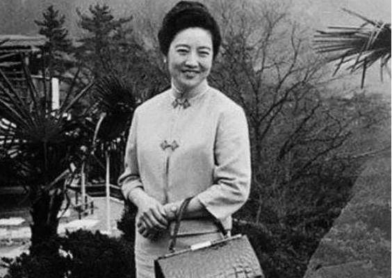 1941年的上海滩，灯火辉煌之下，隐藏着一个关于爱情、坚韧与重生的传奇。这一年，