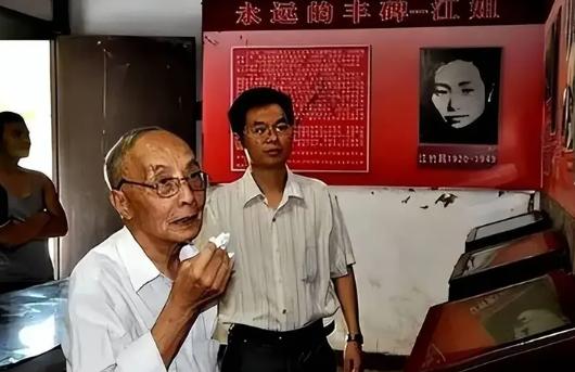 1953年，四川荣县开公判大会，渣滓洞看守黄茂才被判了死刑，临行前，他突然扯开嗓