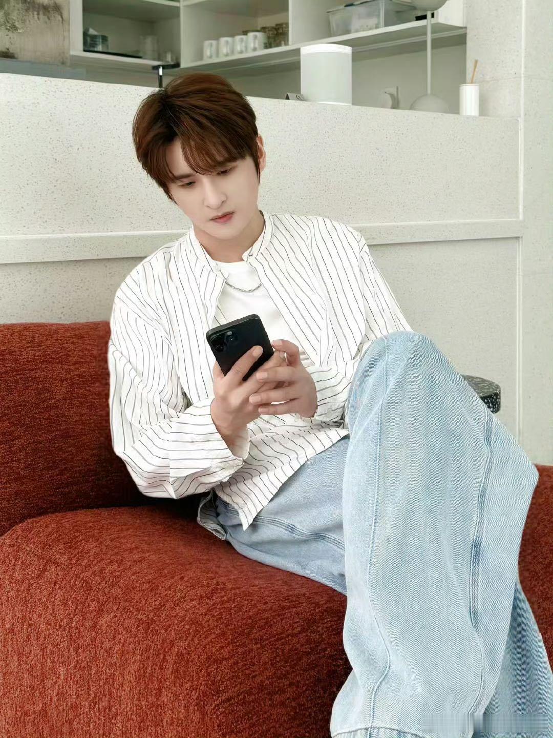 张远还看书呢出大事了 私下的也好清爽帅气啊！录歌间隙发布的日常照，衬衫白t完全就