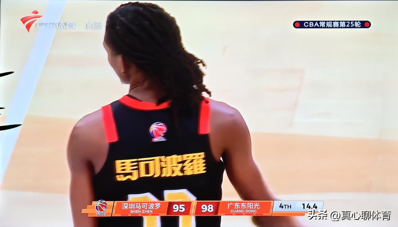 比赛还有14.4秒，深圳队约翰逊持球进攻，这时裁判连续犯了两个错误[捂脸][捂脸