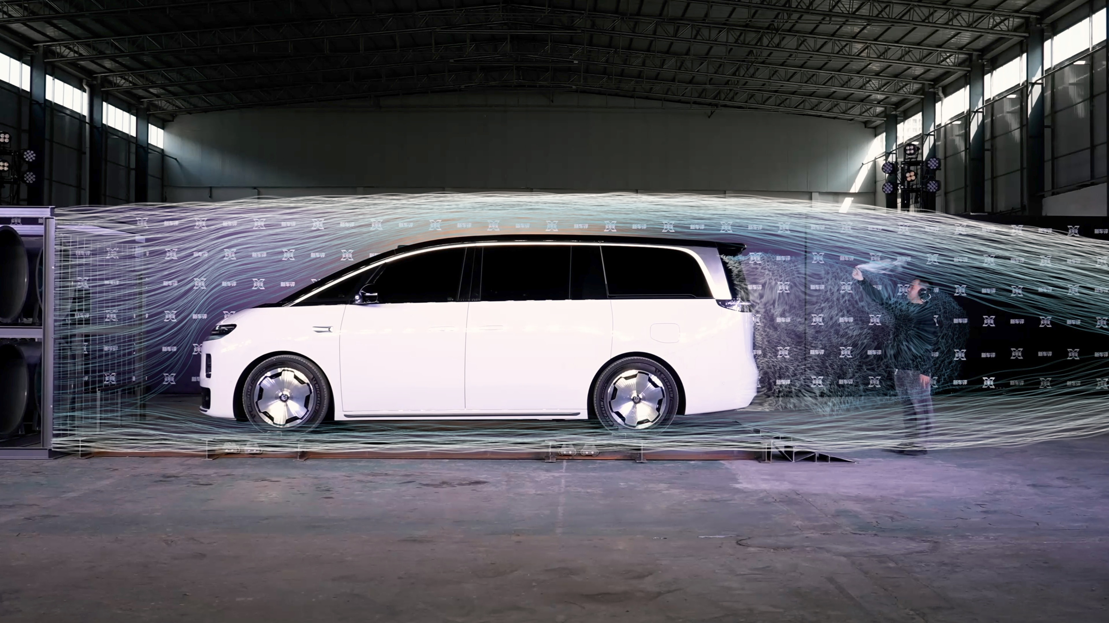 当汽车超过80公里的时速后，车辆面对最大的阻力就是风阻。这个定律一直有但在燃油车