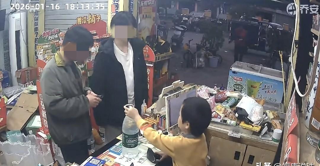 5岁小孩当老板收钱送打火机，

法律说他啥都不算，

可顾客真拿了。

深圳一社