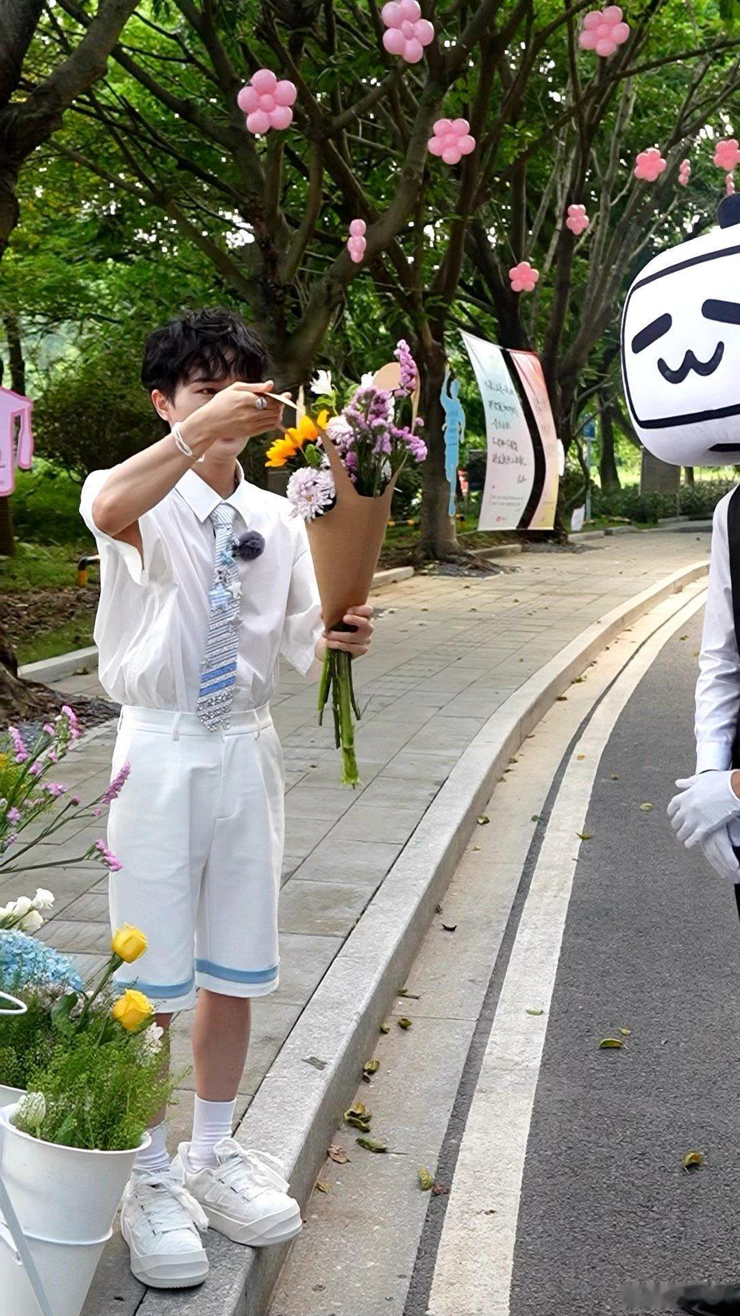 周深永远22毕业歌会官宣B站永远22毕业歌会 毕业季需要周深这样的召集人，既能用