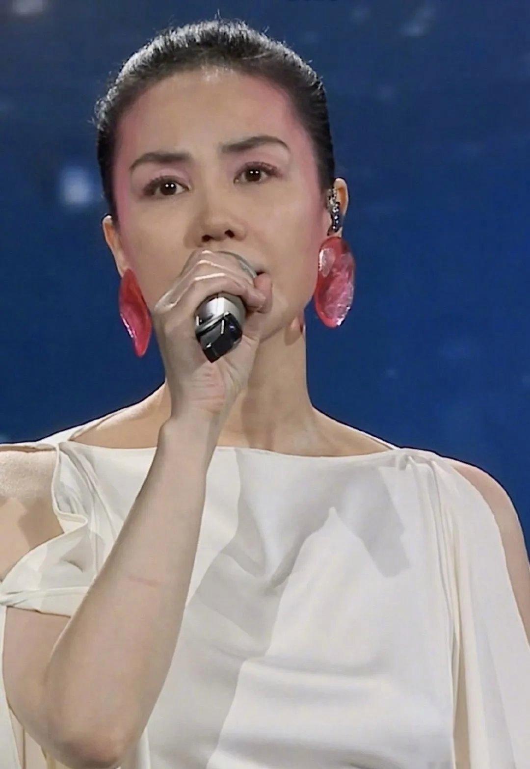 恭喜王菲凭借《世界赠予我的》获得网易云年度最热单曲年冠。​几年出来一次，打单一次