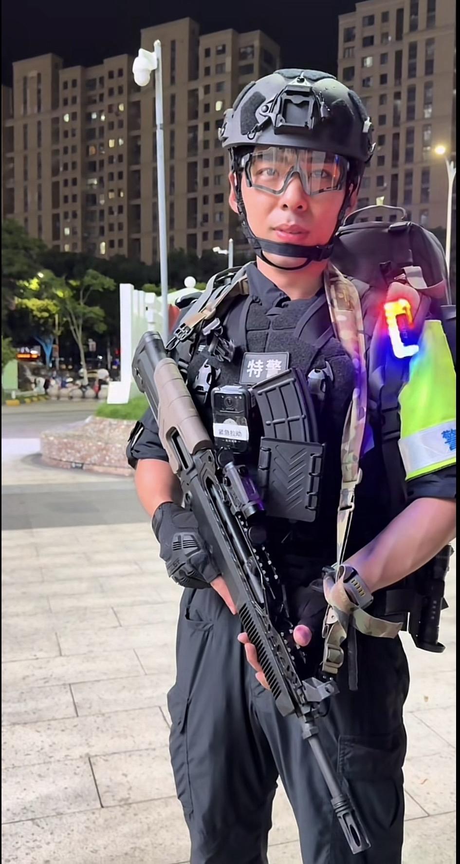 特警风采 夜晚的守护者，装备齐全，时刻准备着！🛡️🔫