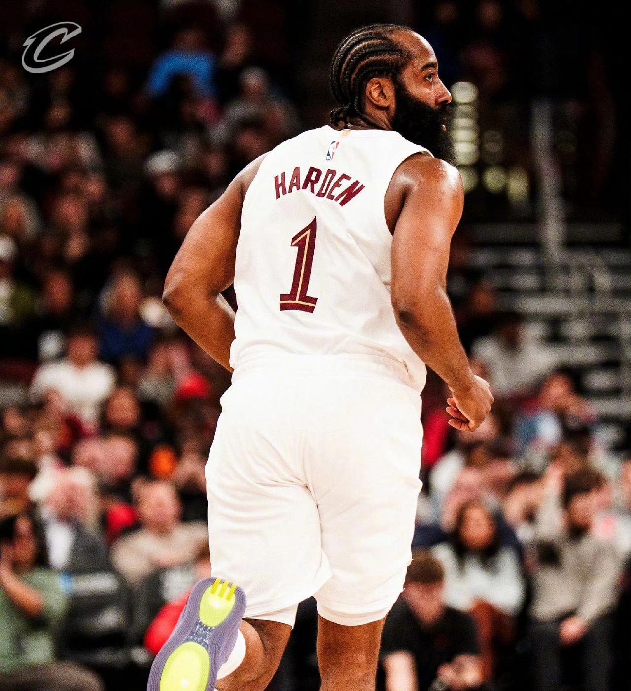 哈登的三分球发挥失常！今日骑士客场挑战猛龙，半场打完54：54。哈登表现没有达到