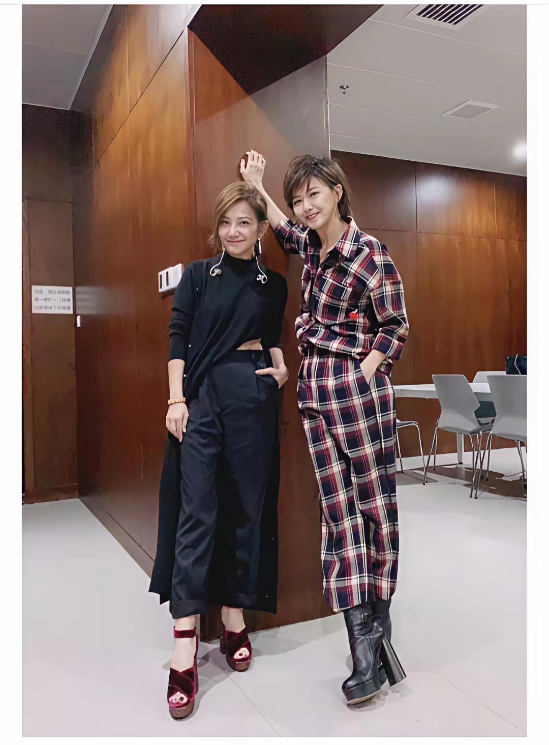 歌坛两大天后孙燕姿和梁静茹合影
两位都是宝妈了，但风采不减当年
一位英姿飒爽，一