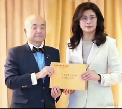这波操作如何解释？！
郑丽文跑到日本台湾交流协会台北事务所为熊本地震捐款，并高调