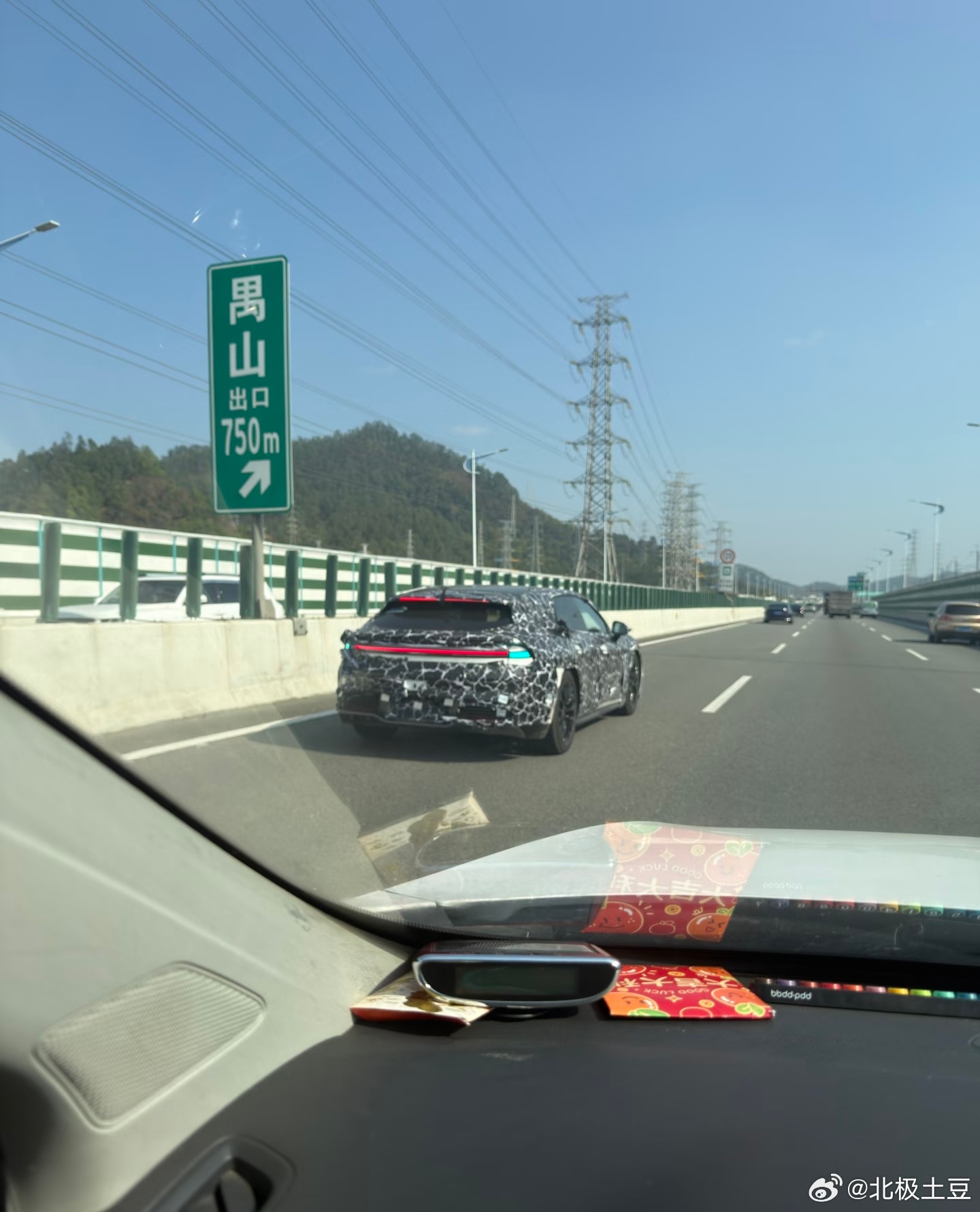 启境伪装车已经上路了这个小蓝灯辨识度和大小是真可以啊，而且大家仔细看的话车尾部正