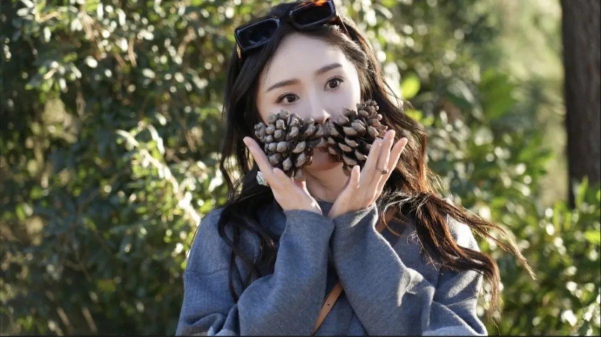 杨幂近日晒出美照，清纯灵动的模样仿佛让人回到了初恋时刻，那份美好与纯真，瞬间触动