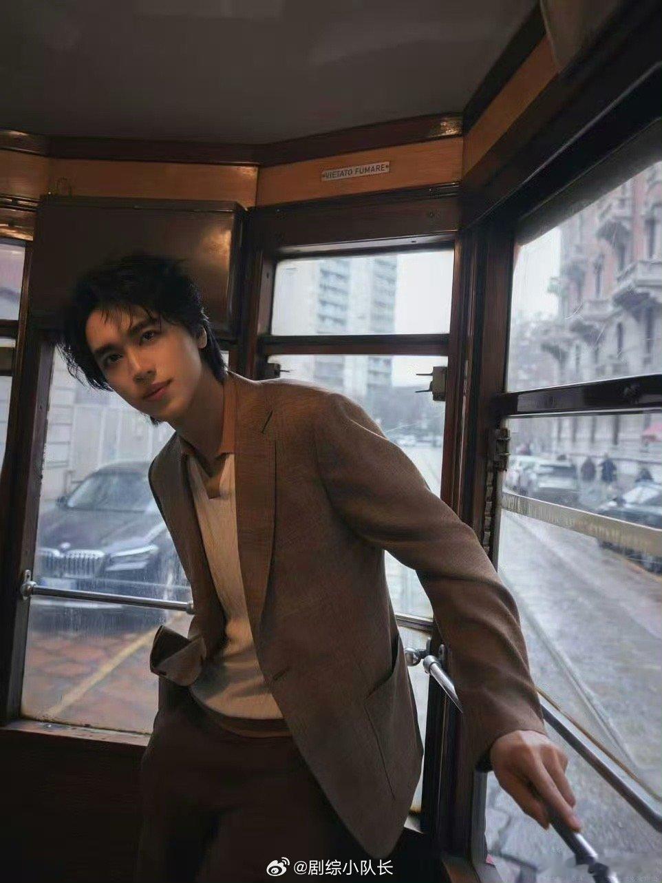 许魏洲米兰签名界鸡排哥 谁能想到，在米兰时装周上演的“老钱风”大秀之外，许魏洲还