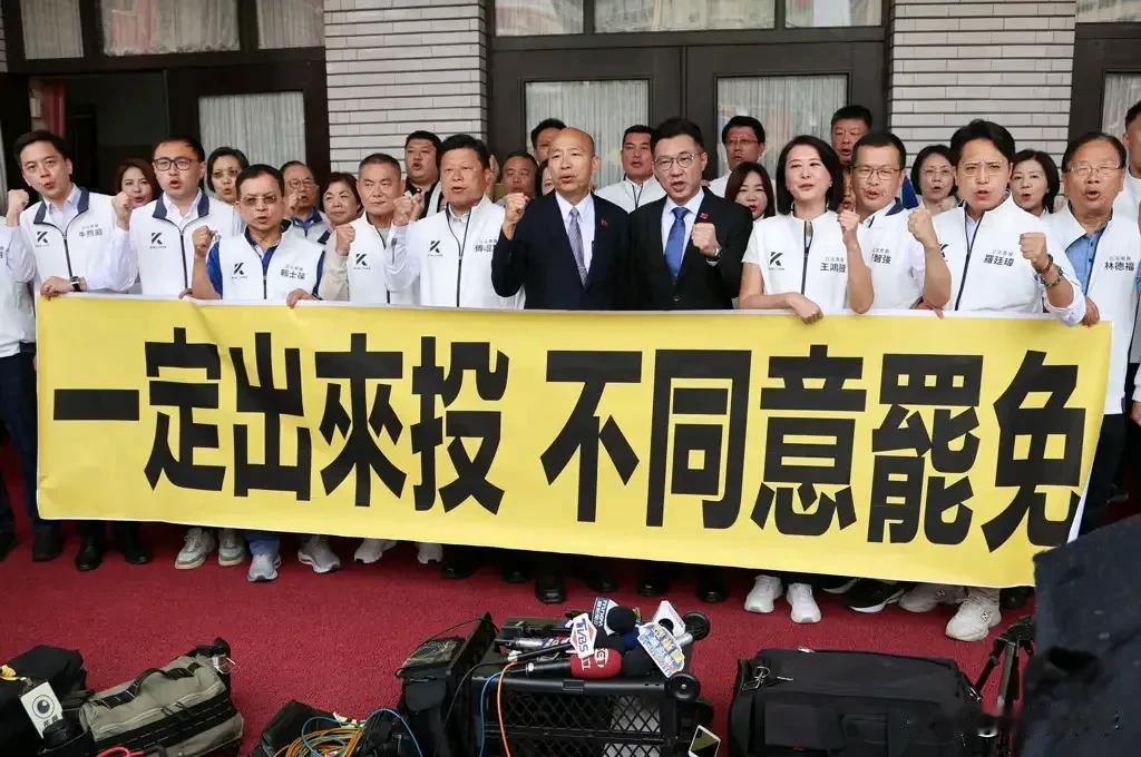 这张宣示照，既是“毕业”照又是“再出发”照，因为“群众的眼晴是雪亮的”，这一年的
