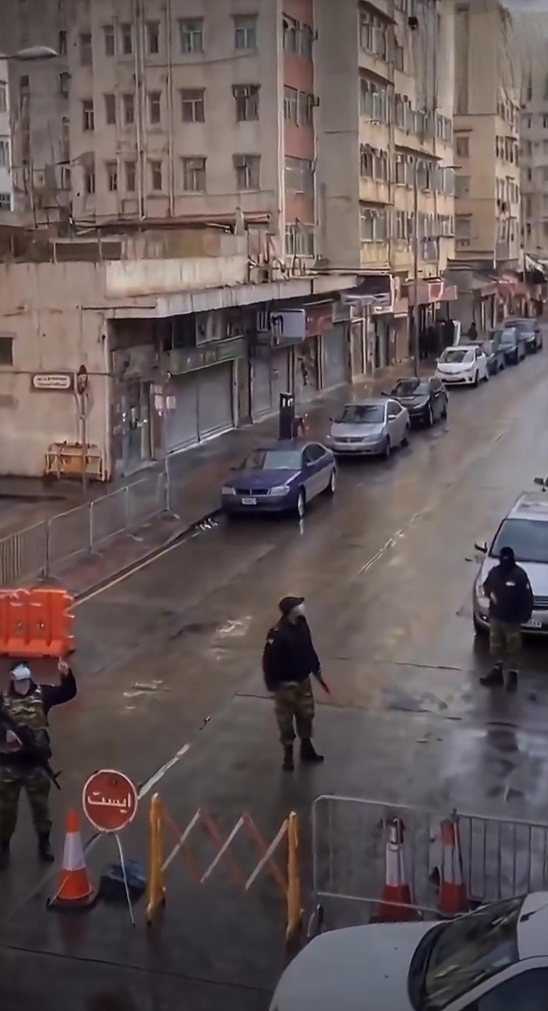 卫队与民兵，无论高官还是小卒俱成惊弓之鸟。街道检查站执勤的基层，听见类似无人机的