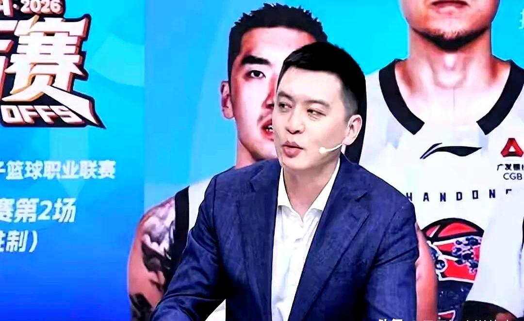杨鸣解说时脸都黑了，镜头切到替补席，辽宁俩外援竟在谈笑风生。

当时球队落后十几