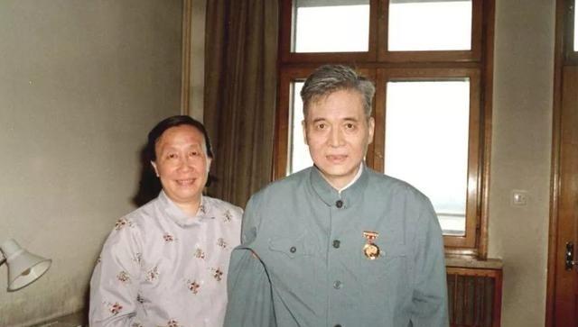 1986年，生命垂危的邓稼先在家人的陪伴下来到天安门前，他突然问起身旁的老伴：＂