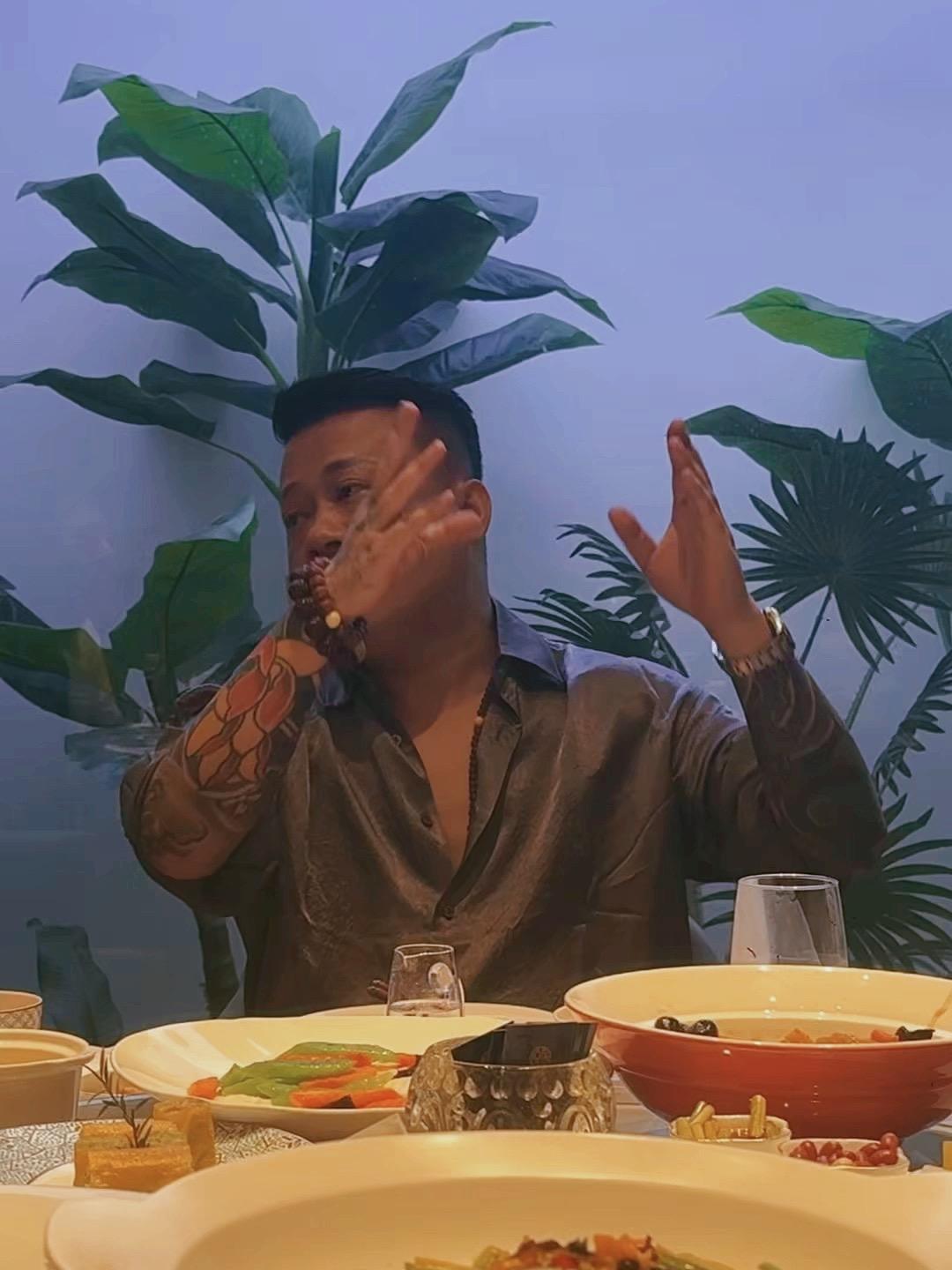 1.别人之所以尊重你，是因为你心狠手辣，你手里有棍，你实力强，别人怕你...