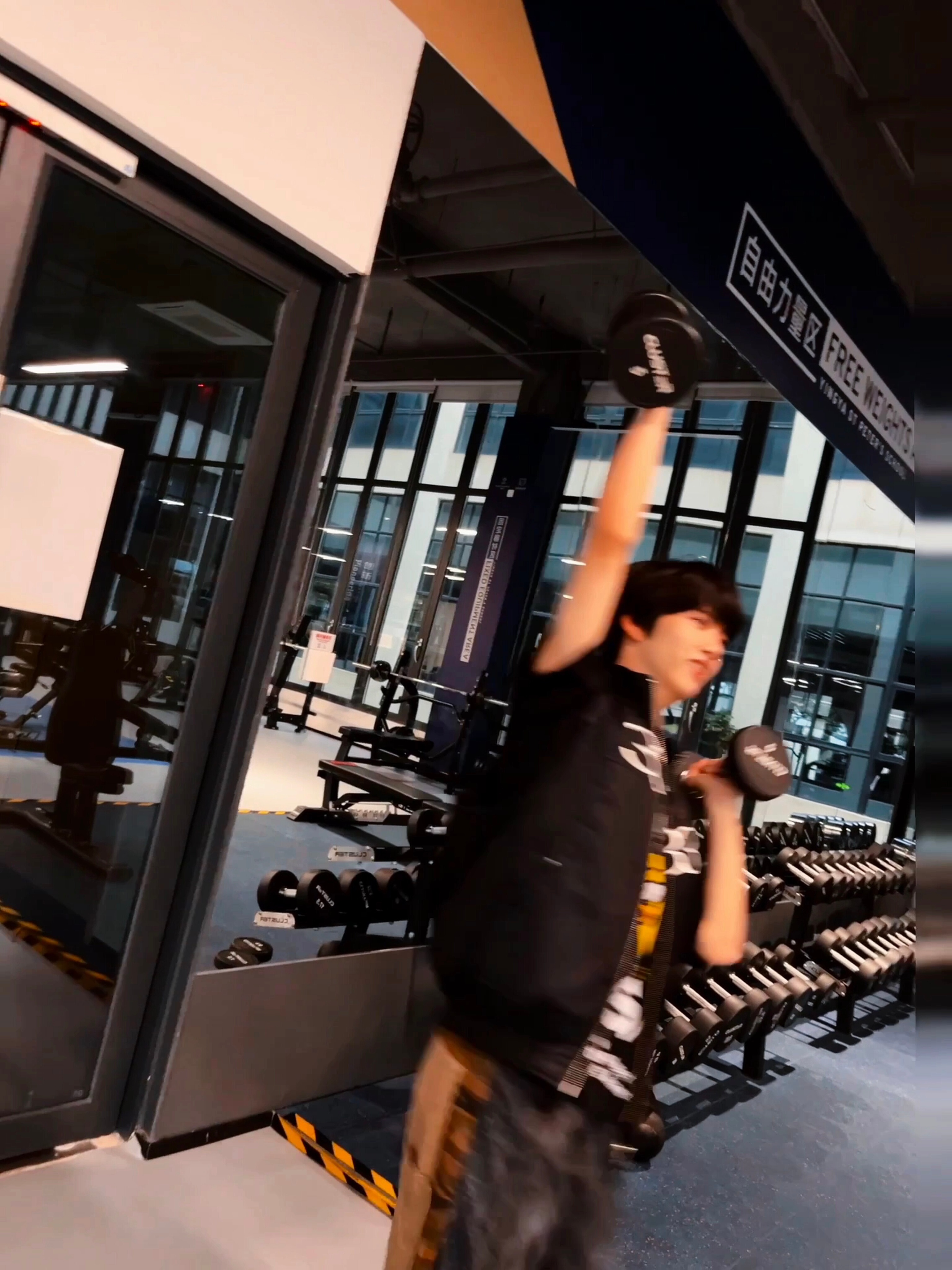 【张函瑞】张函瑞健身房live 张函瑞分享健身房十宫格，锻炼身体才有力气保护那些