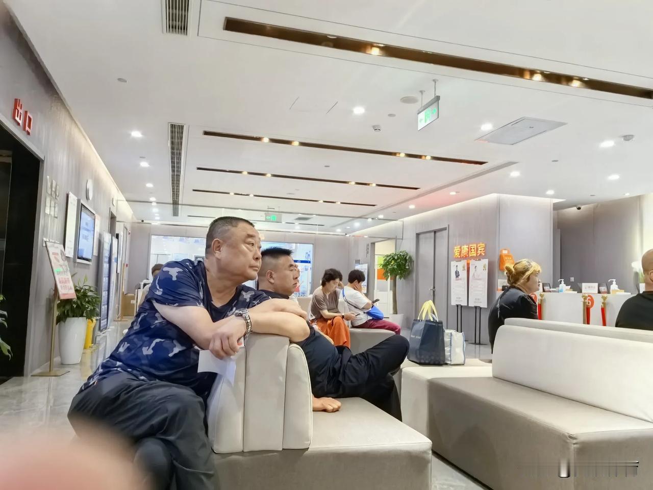 早上七点，体检中心已经有不少人等候了。乘放假前，去体检一下。