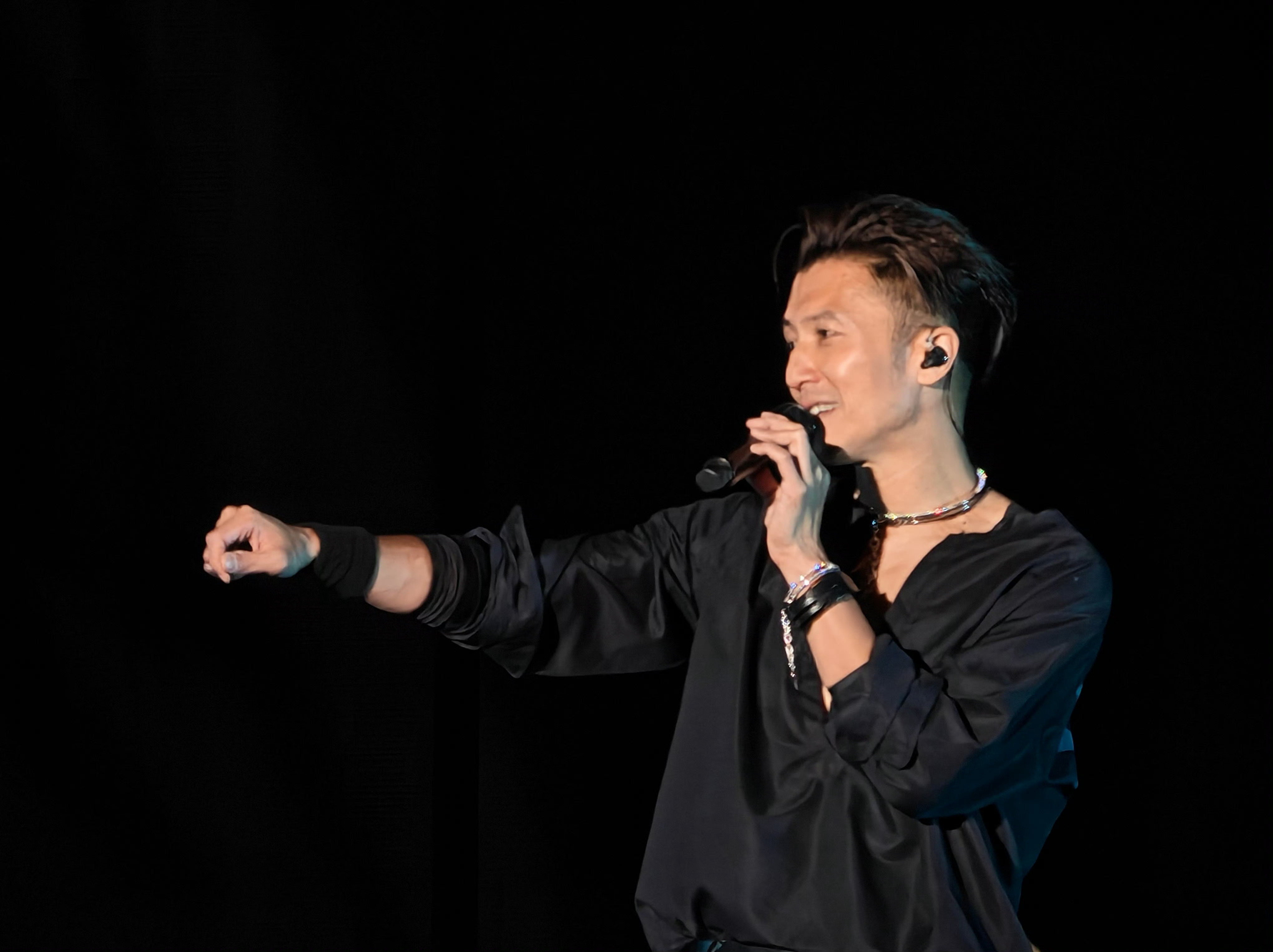 谢霆锋深圳演唱会排面被深圳演唱会上的谢霆锋钓成翘嘴了 排面拉满格！舞台上的他状态